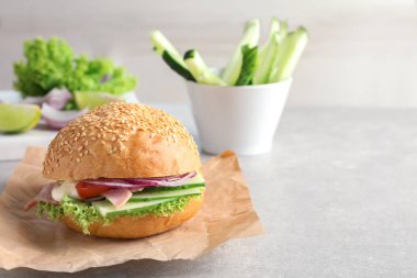 Lezzetli sandviç taze salatalık ile