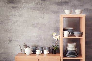 Modern mutfak iç ahşap saklama standı ve seramik dishware ile
