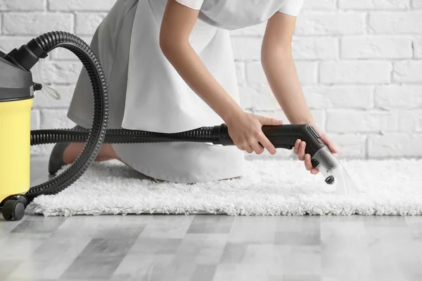 Kobieta za pomocą pary steam cleaner pomieszczeniu — Zdjęcie stockowe