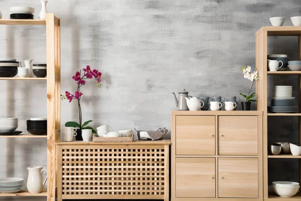 Modern mutfak iç ahşap saklama standı ve hafif duvar zemin üzerine seramik dishware ile