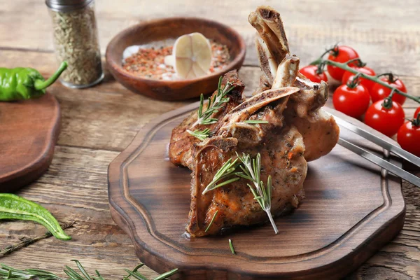 Tablero de madera con carne sabrosa — Foto de Stock