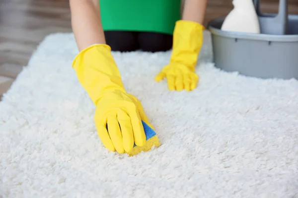 Woman cleaning carpet — Stock Photo, Image