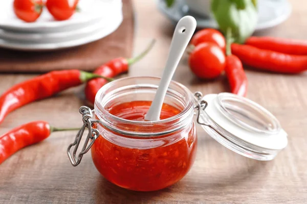 Lezzetli biber sosu kavanoz ile kompozisyon