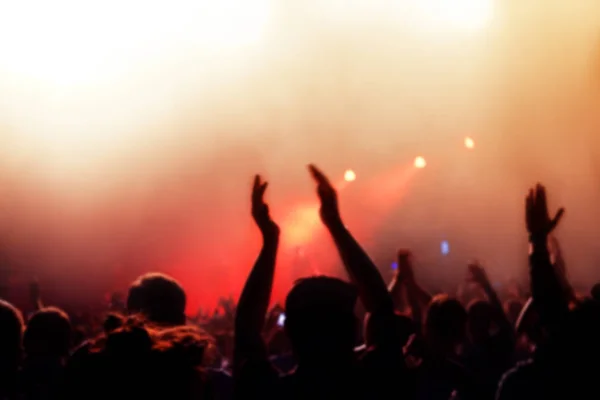Açık hava rock konseri, bulanık görünüm kalabalığa — Stok fotoğraf