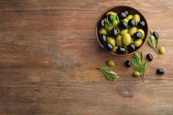 Ahşap masa üzerinde zeytinli kase