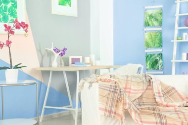 Modern iç leylak aksanıyla. Oturma odasında rahat kanepe