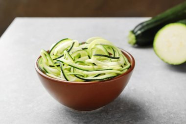 Mutfak masasında kase spagetti squash