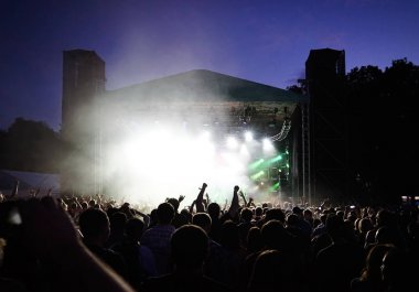 Kalabalığa açık hava rock konseri