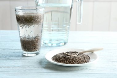 Chia tohum ve su ile kompozisyon