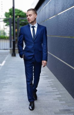 Takım Elbiseli Yakışıklı Adam  