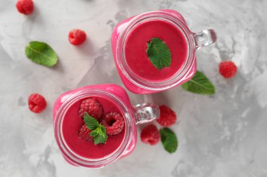 Kavanoz lezzetli ahududu smoothies ile
