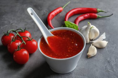 Biber sosu ve sebze ile kompozisyon