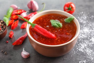 Kompozisyon kase chili soslu