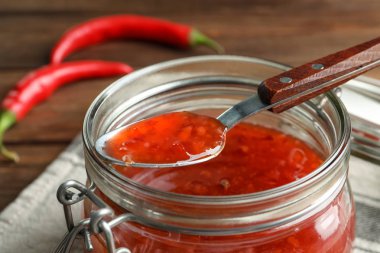 Lezzetli biber sosu kaşıkla kavanoza 