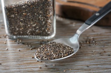 Chia tohum kaşık ve cam kavanoz içinde 