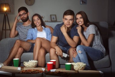 Arkadaşlar evde akşam TV izlerken
