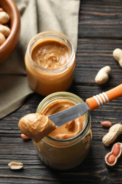 Bıçak ve Cam Kavanoz krem fıstık ezmesi ile 