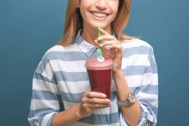 Renk arka plan üzerinde taze yüzlü güzel genç kadın