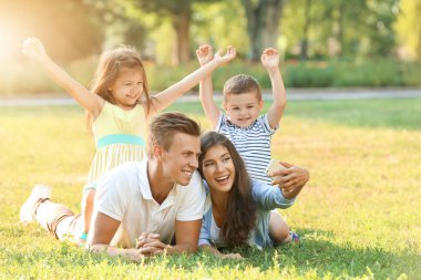 Mutlu aile selfie park yapma