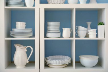 Seramik dishware renk arka plan üzerinde beyaz depolama standı