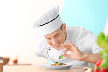 Genç erkek Şef mutfakta yemek