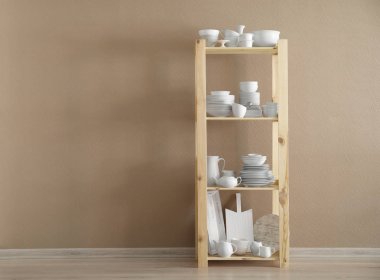 Ahşap saklama standı ile hafif duvar zemin üzerine seramik dishware