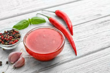 Kompozisyon kase chili soslu