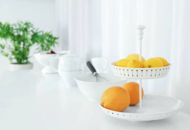 Meyve mutfak masasında