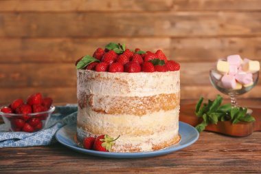 çilek ile dekore kek