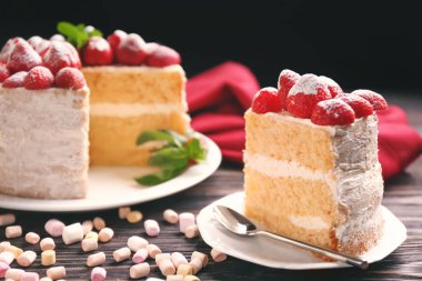 çilek ile dekore kek