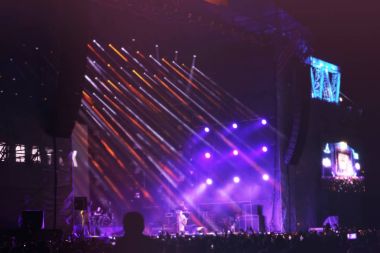 Kalabalığa açık hava rock konseri