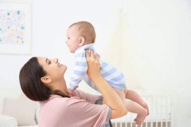 Evde banyo sonra Holding şirin bebek anne