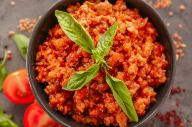 et sosu, domates ve fesleğen yaprakları