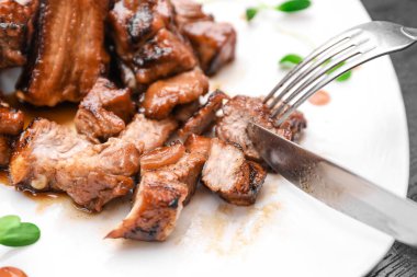 Beyaz seramik plaka üzerinde sulu pirzola