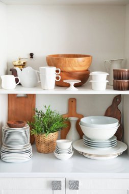Mutfak seramik ve ahşap dishware ayaklıklı beyaz depolama