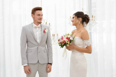 Kapalı düğün gününde mutlu güzel Çift