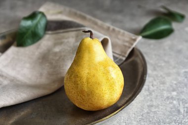 Metal plaka üzerindeki olgun armut