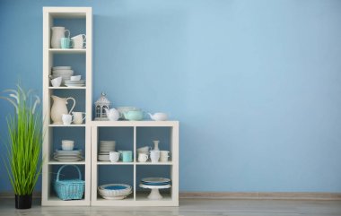 Beyaz depolama stand ile renk duvar zemin üzerine seramik dishware