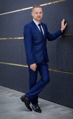 Takım Elbiseli Yakışıklı Adam  