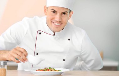 Genç erkek Şef mutfakta yemek