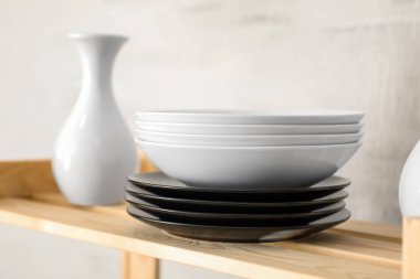 Ahşap saklama standı ile seramik dishware 