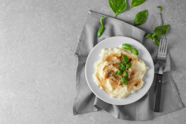 Plaka masada patates püresi ile