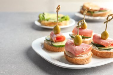 Leziz kanepeler tabak 