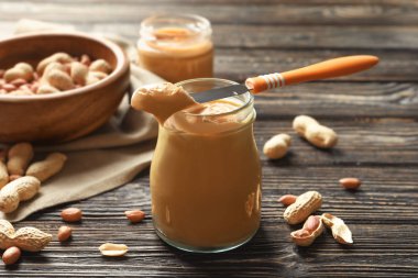 Bıçak ve Cam Kavanoz krem fıstık ezmesi ile