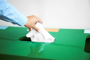 Açık havada çöp kutusu içine kağıt atma kadın