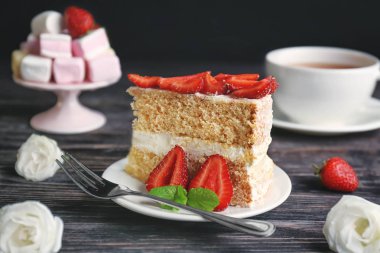 çilek ile dekore kek