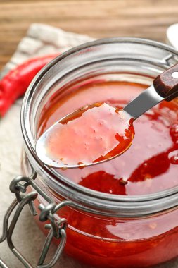 Lezzetli biber sosu kaşıkla kavanoza 