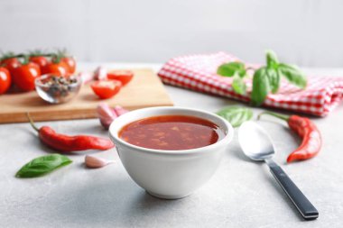 Kompozisyon kase chili soslu
