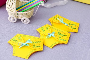 Maddeler tablosundaki çocuk bezi ile oyun için 