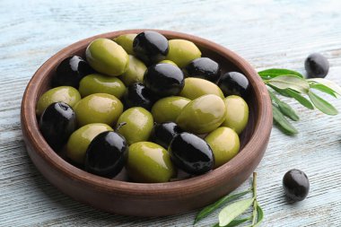 Farklı zeytinli çanağı 